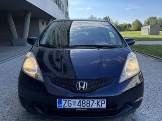 honda jazz 1,2i - nove gume i servis, park.senzori, reg.do 09/26.g., 2010 god.