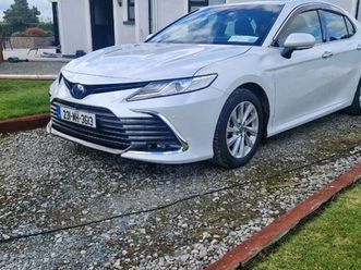 toyota camry 2.5 petrol hybrid - pearl white
