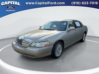used 2004 lincoln town car signature