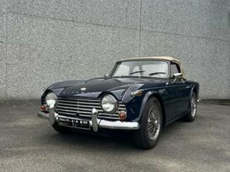 ② triumph tr4 – 1962 – cabriolet – bleu foncé — triumph — 2ememain