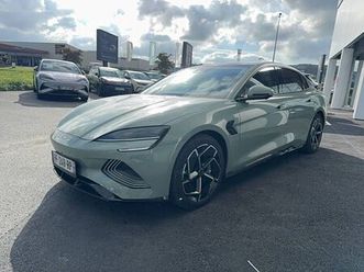 byd seal 2025 - shadow green - seal 82,5 kwh 313 ch rwd design