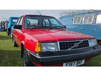 1989 volvo 340 rouge manuel, 5 vitesses conduite à droite...