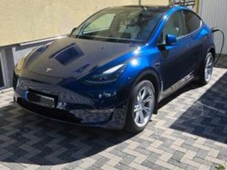 tesla model y long range dual motor awd ahk blau/weiß