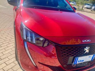peugeot e-208 gt 50 kwh – 136 cv – rosso elixir