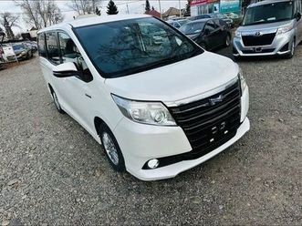 toyota-noah-2015