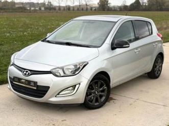 ② hyundai i20 1.2i jantes-airco-toit ouvrant-garantie — hyundai — 2ememain