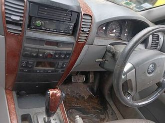 bonjour je vends mon 4x4 kia conduite à droite