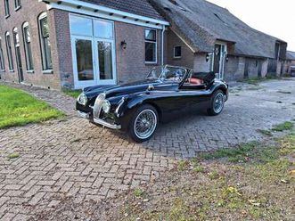 120 dhc (1953) 8-cyl. black in like new condition!