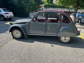 voiture 2cv grise, intérieur rouge! rare et soignée