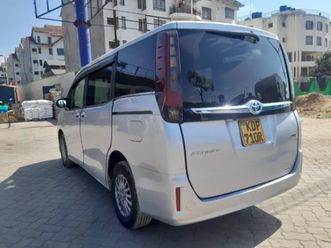 toyota esquire - 2016