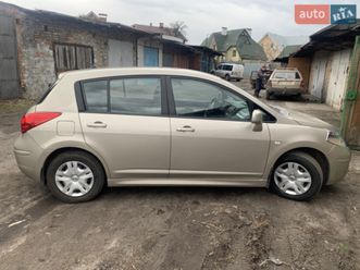 nissan tiida 2010