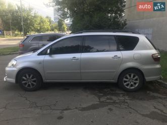 toyota avensis verso 2004