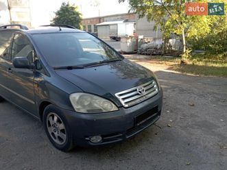 toyota avensis verso 2001