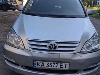 toyota avensis verso 2004
