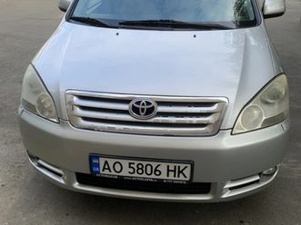 toyota avensis verso 2003