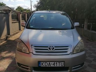 toyota avensis verso 2001