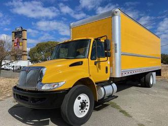 2019 international 4300 26ft cummins with air ride **non-cdl**