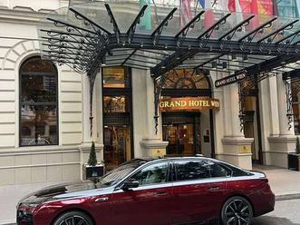 bmw i7 m70 xdrive luxury