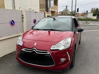 voiture ds3 rouge bordeaux