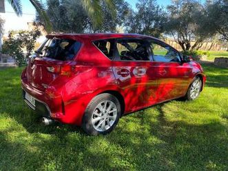 toyota auris pequeño automático de 5 puertas