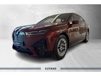 fully charged med lyst interiør