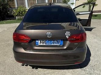 volkswagen jetta 2.5 gaz/benzinë, automatik, me letra deri 2