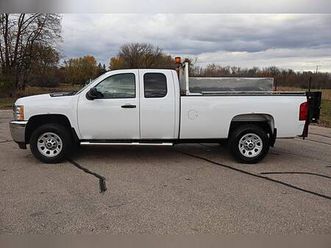 2012 chevrolet 3500hd ext cab 6.0l gas 4wd tommy gate only 105k miles