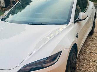voiture modèle 3 tesla + barre de toit