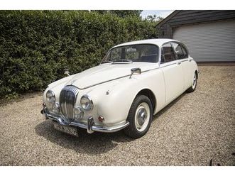 daimler 250 v8 [old english white/red interior]