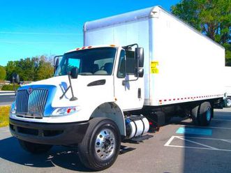 2017 international 4300 26’ 102x103 box truck cummins