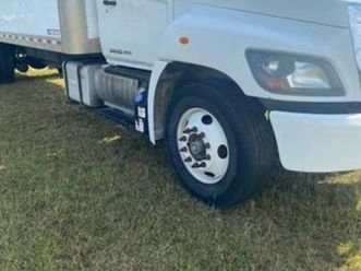 2017 hino mod 258/268 box truck 26'w/maxon lift