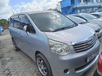 toyota noah - 2012