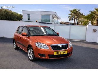 superbe skoda fabia 1.2 classic 73100 kms premiere main carnet d'entretiens complet clim isofix