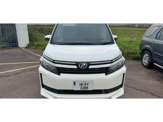 toyota voxy 2014 2 lt petrol 8 seats