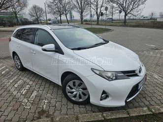 toyota auris touring sports 1.4 d-4d style vezetett szervizkönyv. új dpf. 3.3 - 4 literes fogyasztás