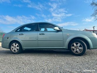 voiture berline chevrolet - essence gpl-une voiture berline se fait de plus en plus rare et devient de plus en plus de collection