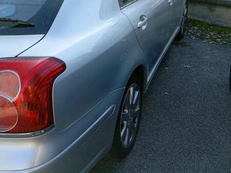 voiture toyota avensis en très bon état