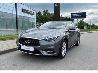 infiniti q30 luxe - hyundai