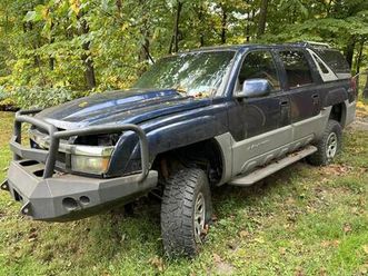 2002 chevy avalanche 4x4 (parts or repair)