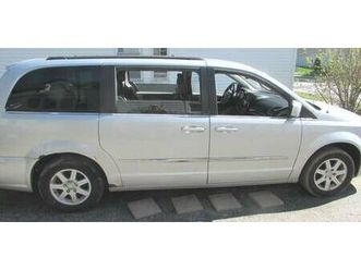 2012 chrysler town & country van, running condition