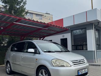 toyota avensis verso an. 2004