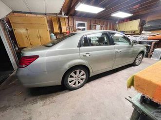 2005 toyota avalon xls.