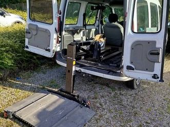 vend voiture adaptée pour personnes en fauteuil roulant