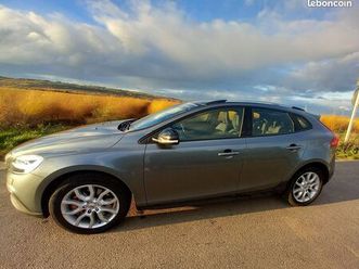 vends volvo v40 essence 2017