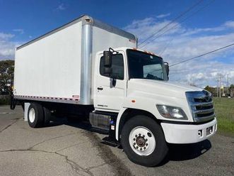 2017 hino 268 20' box with liftgate **non-cdl**