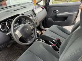 2011 nissan versa four door hatchback