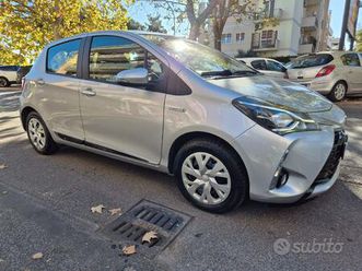 toyota yaris 1.5 hybrid 5 porte business