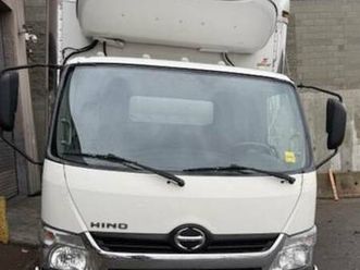 2017 hino 195 with 20' reefer van body (25-155)