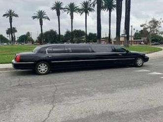 2011 lincoln town car limousine