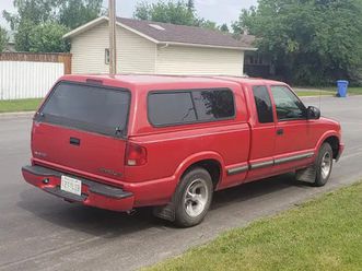 2023 chev s10 extended cab wit matching factory cap